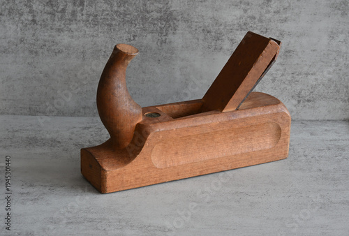 alter  Schrupphobel-Schlichthobel auf der graue Platte