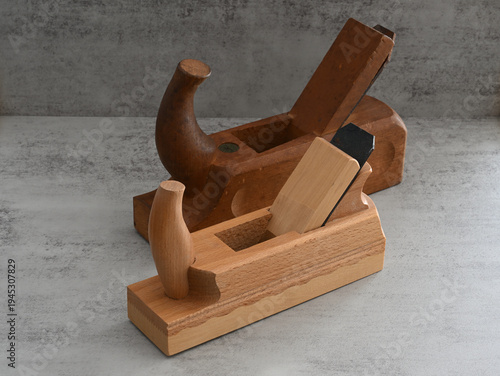 alter und neuer  Schrupphobel-Schlichthobel auf der graue Platte