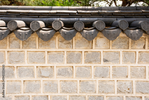 Foto Traditional korean architecture fragment of stone wall, Seoul, South Korea