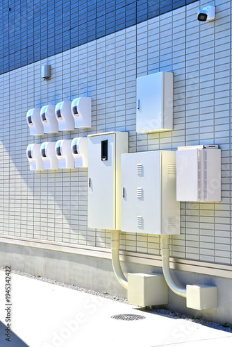 建物の外壁に設置されているメーター