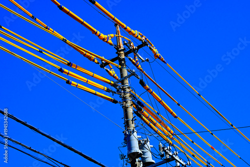 青空に映える複数の電線