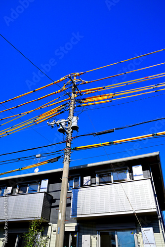 青空に映える複数の電線