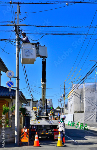 青空に映える複数の電線工事