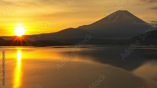 山梨県の本栖湖で眺める日の出の風景（タイムラプス・ズームアウト）