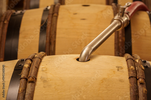 Wine barrel filling process with stainless steel pipe