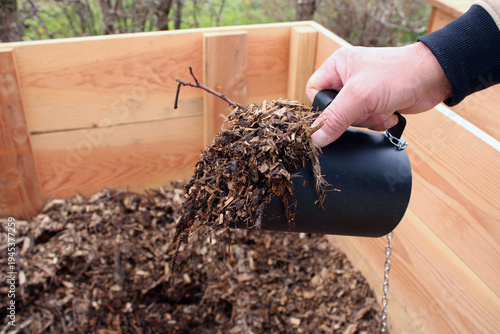 Fényképezés Main tenant un broc de matière brune pour mélange de compost du jardin