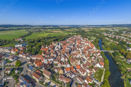 Die kleine Stadt Munderkingen im Donautal an der Oberschwäbischen Barockstraße aus der Vogelperspektive