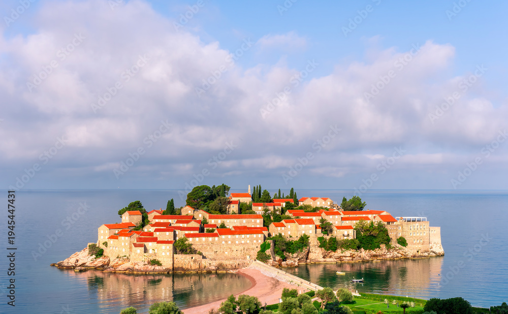 Obraz premium panoramic landscape of sea island sunrise or sunset with beautiful orange roofs and buildings, sea gulf water and scrnic colorful morning cloudy sky on background