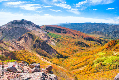 栃木県那須郡那須町　秋の紅葉に染まる茶臼岳の風景