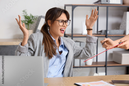Angry young businesswoman s...