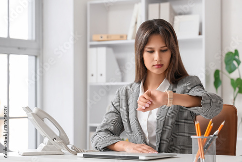 Young businesswoman checkin...