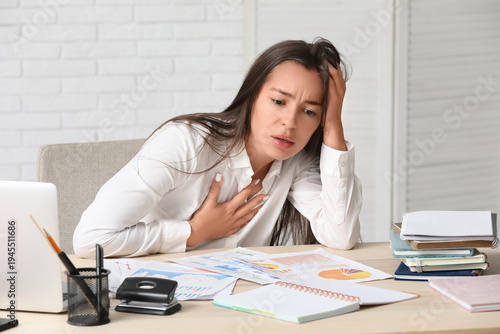 Beautiful young businesswom...