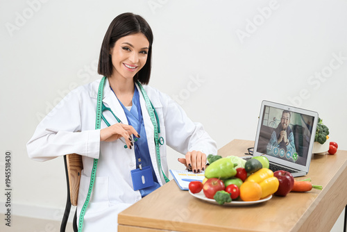 Female nutritionist video c...