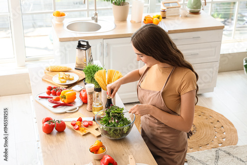 Young woman making vegetabl...