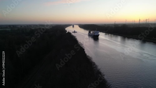 Schiffe fahren bei Sonnenaufgang durch den Nord-Ostsee-Kanal