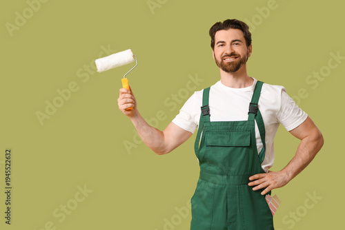Young happy male painter wi...