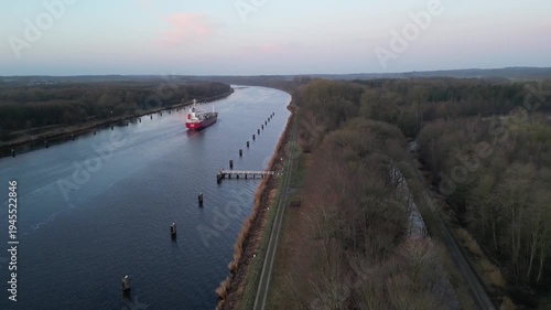 Frachtschiff im Nord-Ostsee-Kanal