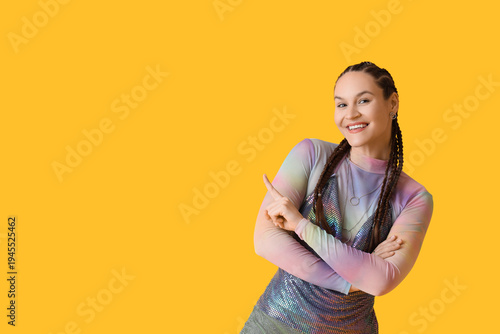 Fashionable young woman wit...