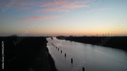 Schiffe fahren bei Sonnenaufgang durch den Nord-Ostsee-Kanal