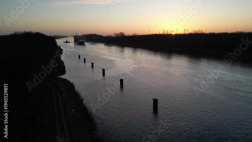 Schiffe fahren bei Sonnenaufgang durch den Nord-Ostsee-Kanal