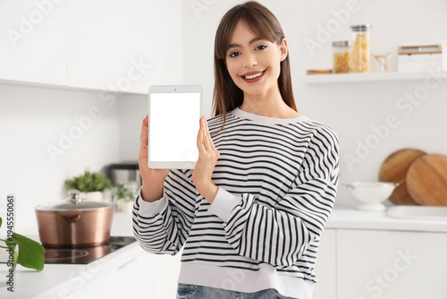 Young woman with blank tabl...