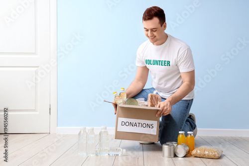 Male volunteer putting food...