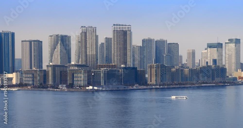 広大な東京湾とビル群が織りなす都心のウォーターフロント全景