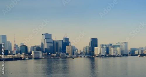 Wallpaper Mural 東京湾のウォーターフロントに聳え立つタワーマンション群と青い海 Torontodigital.ca