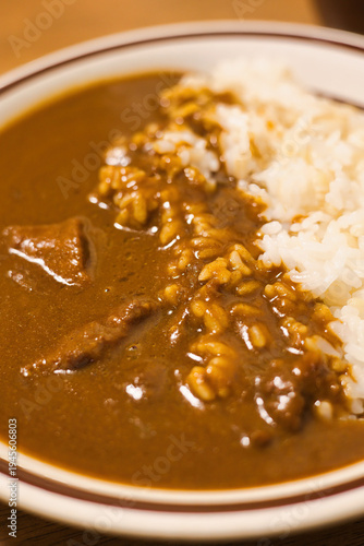 器に盛られた美味しそうなカレーライス