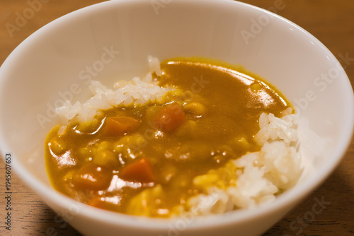 器に盛られた美味しそうなカレーライス