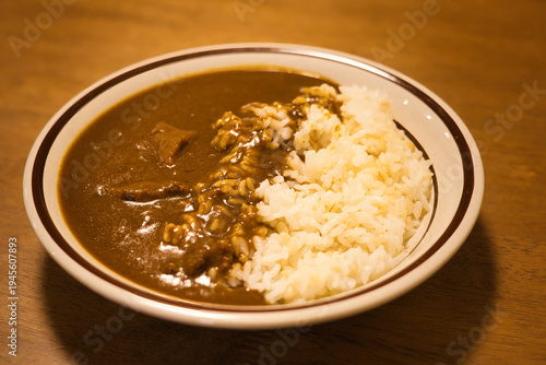 器に盛られた美味しそうなカレーライス