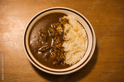 器に盛られた美味しそうなカレーライス