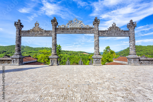 Foto Stone Mandarins and Royal Courtyard at Khai Dinh Imperial Tomb, a UNESCO site in