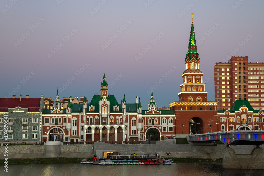 Obraz premium View on the Spasskaya Tower and the wedding Palace in the evening illumination, Yoshkar-Ola. Republic of Mari El