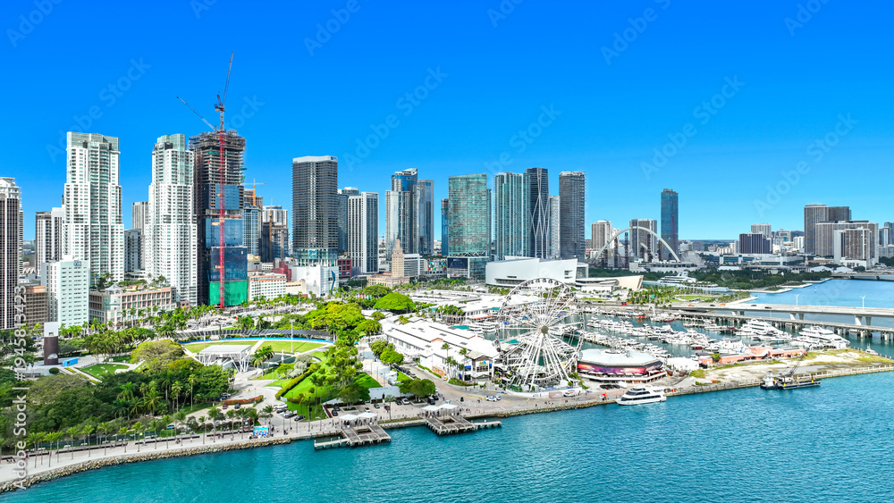 Obraz premium Miami downtown and Bayside park view, 
