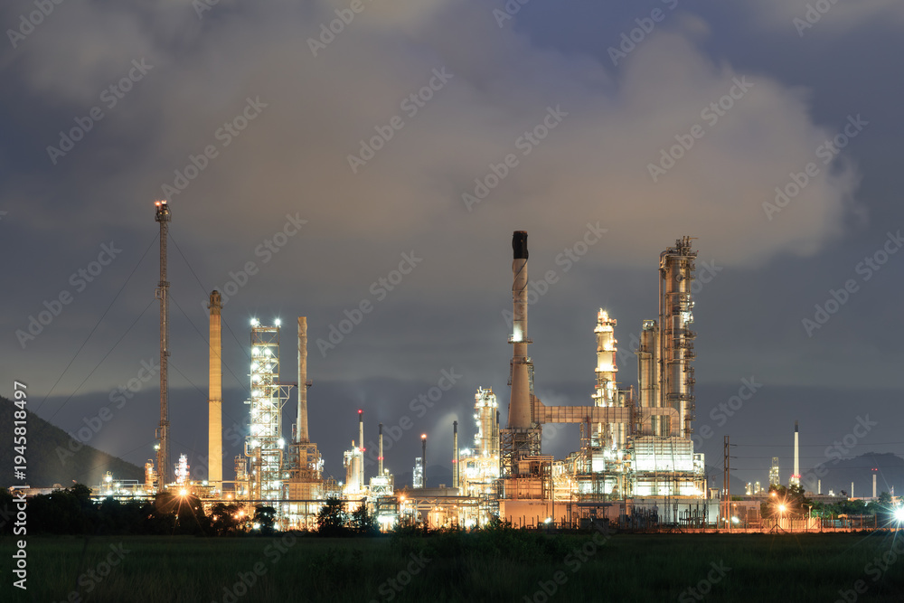 Obraz premium Large oil refinery plant located in Bang Lamung district, Chonburi province, Thailand. Refinery processes crude oil into essential petroleum and petrochemical products i.e. gasoline, diesel product.