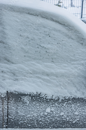 Schneeverwehung an der autoscheibe eines PKW's