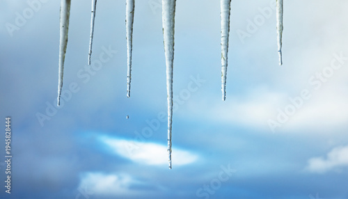 Eiszapfen an einem Hausdach
