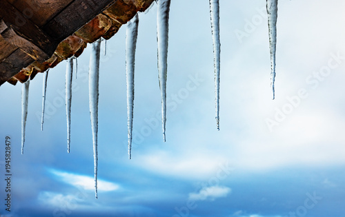 Eiszapfen an einem Hausdach