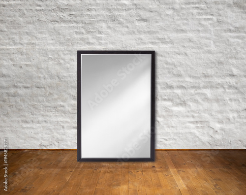 Leere Rahmen vor einer hellen weißen Wand in einem Galerieraum