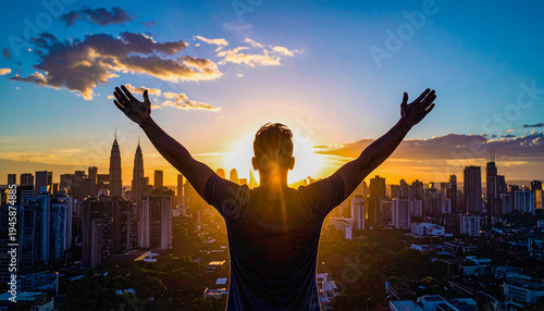 Silueta celebrando con brazos en alto frente al skyline al atardecer. Concepto de éxito, motivación y logro personal.
