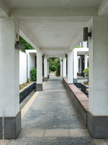 Obraz na płótnie Covered walkway with traditional Chinese style architectural elements in a garde