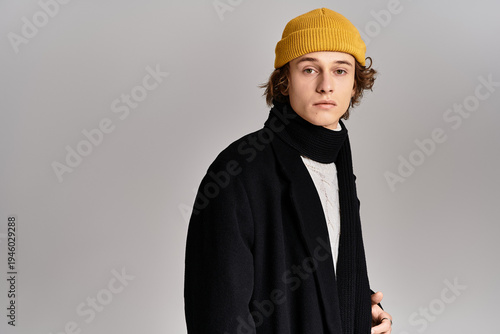 Foto Stylish man exuding confidence in contemporary fashion with a vibrant yellow bea