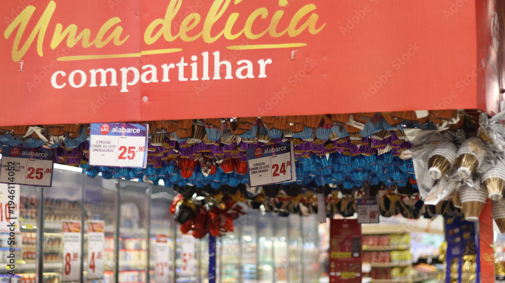 Fototapeta premium Ovos de Páscoa organizados em exposição comercial simbolizando renovação, esperança e tradição cultural, com forte presença no consumo durante o período pascal. São Paulo SP em 28 de março 2026