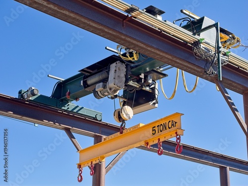 Overhead boatyard hoist on rails