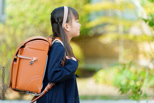 Wallpaper Mural ランドセルを背負う小学生の女の子 Torontodigital.ca