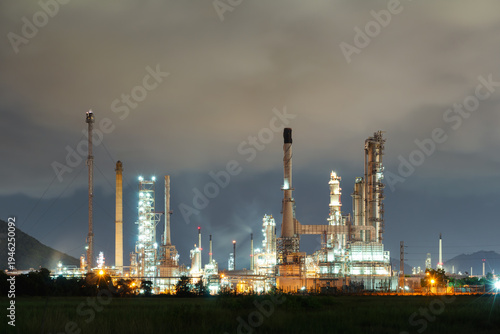 Cuadro en lienzo Industrial infrastructure, modern refinery technology, engineering systems and production processes within oil and gas sector