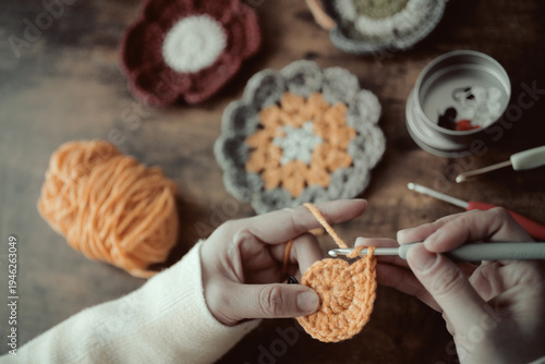 毛糸の編み物をする女性の手元と作品
