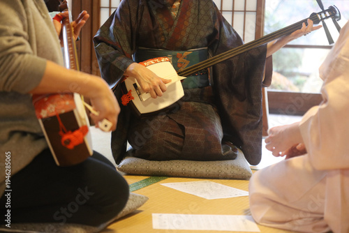 三味線を弾く女性