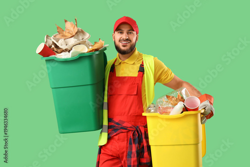 Εκτύπωση καμβά Male scavenger with trash bins on green background
